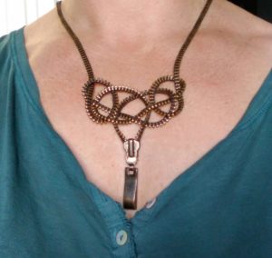 Le collier zip grand format Upcycling