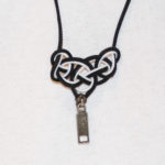 Collier zip noeud noir-blanc